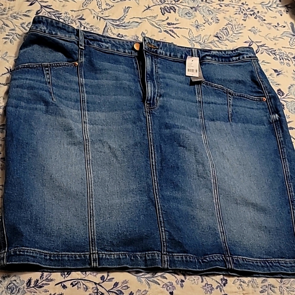 Plus size mini skirt size 24 NEVER WORN